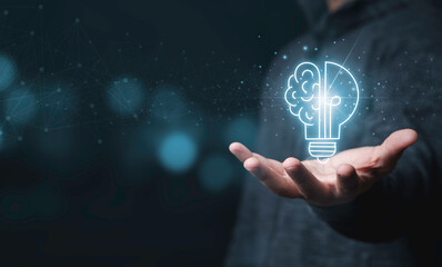 Un hombre sostiene sobre su mano una bombilla de luz representando el intecambio de tecnologías nuevas que representa la actividad 06 del proyecto  Bio+A