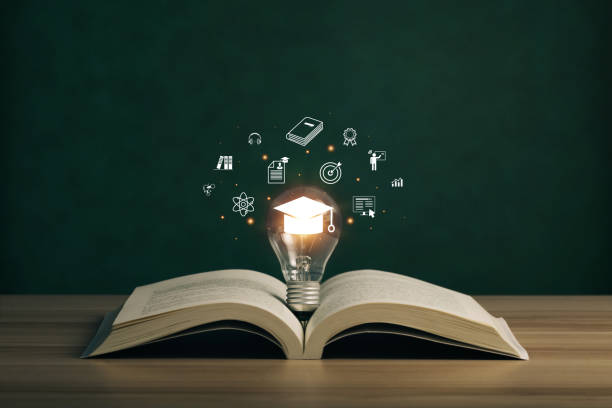 un libro y sobre él una bombilla con luz encendida representando la adquisición de conocimientos que es la actividad 03 del proyecto  Bio+A